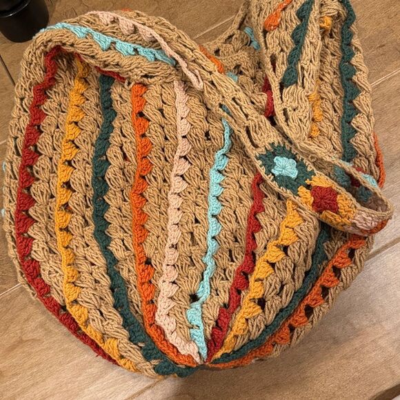 ANTIK KRAFT LILY'S CRAFTED CROCHET SLOUCHY HOBO - Picture 4 of 5